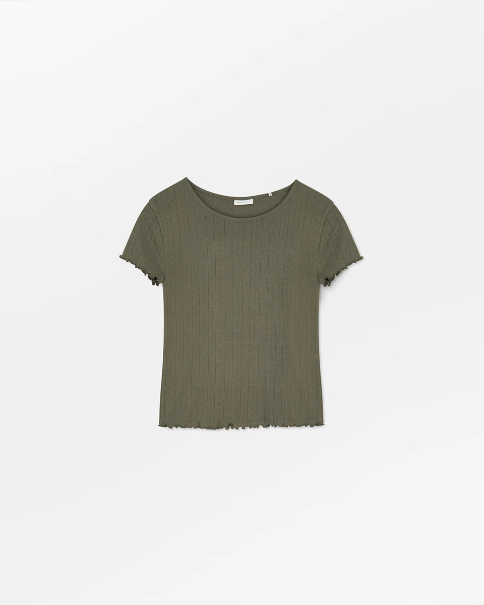 Cienki t-shirt o przylegającym fasonie Edie SKALL. Posiada okrągły dekolt i wąskie, krótkie rękawy. Wykonany z miękkiej, bawełnianej tkaniny z delikatnym, ażurowym wzorem. U dołu i przy rękawkach wykończony falbanką.
-Przylegający fason
-100% bawełna organiczna
-Zamów t-shirt w swoim normalnym rozmiarze