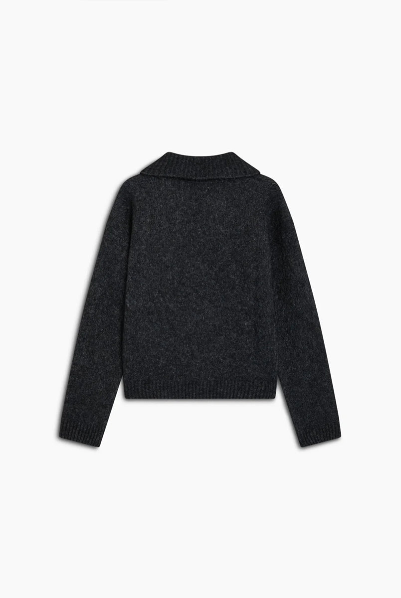 Ciemnoszary, miękki sweter polo Elara TNS Dark Grey Melange z kołnierzykiem, obniżoną linią ramion i ściągaczami. Ma swobodny krój, czyniąc ją ponadczasową dzianiną idealną do codziennych, swobodnych stylizacji. Wykonany z luksusowej mieszanki alpaki i wełny dziewiczej.
-Obniżona linia ramion
-Kołnierzyk polo
-Zamów sweter w swoim normalnym rozmiarze 
