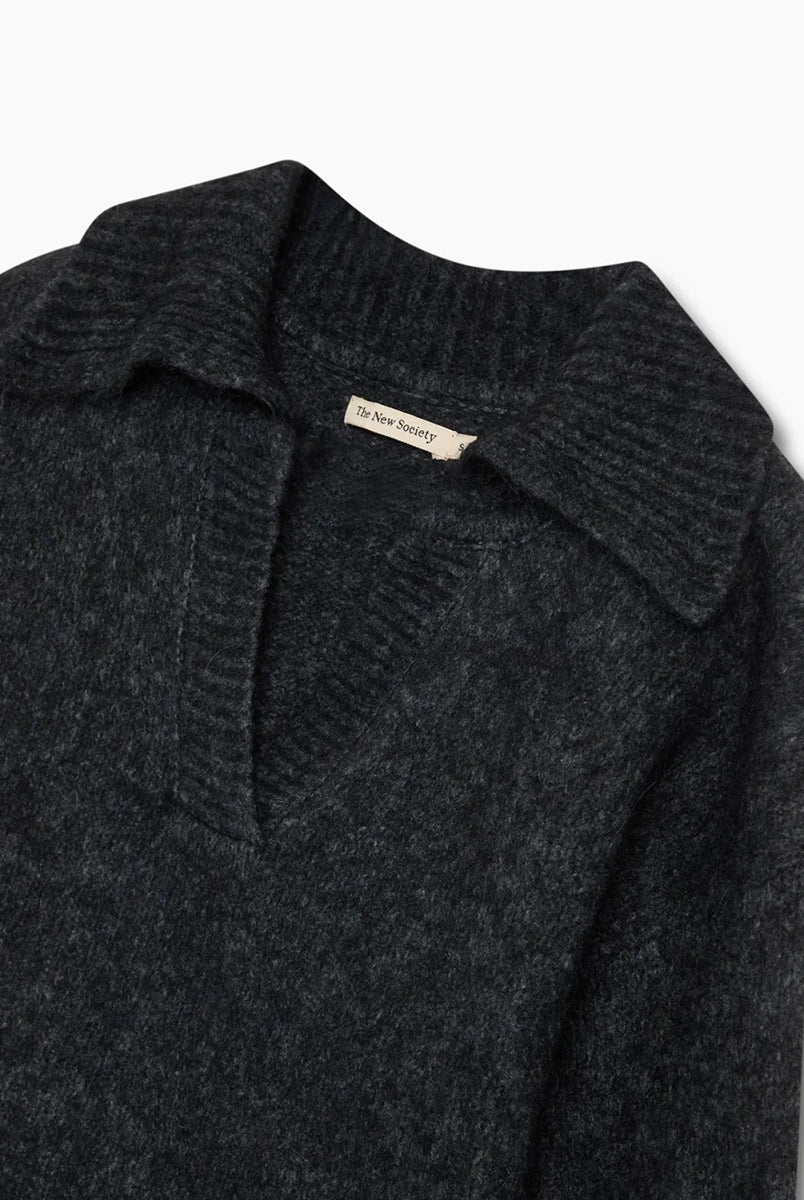 Ciemnoszary, miękki sweter polo Elara TNS Dark Grey Melange z kołnierzykiem, obniżoną linią ramion i ściągaczami. Ma swobodny krój, czyniąc ją ponadczasową dzianiną idealną do codziennych, swobodnych stylizacji. Wykonany z luksusowej mieszanki alpaki i wełny dziewiczej.
-Obniżona linia ramion
-Kołnierzyk polo
-Zamów sweter w swoim normalnym rozmiarze 
