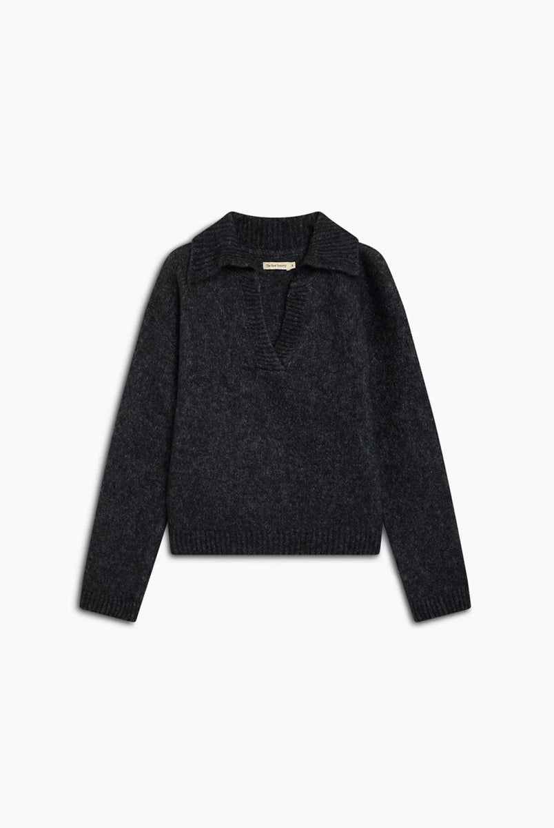 Ciemnoszary, miękki sweter polo Elara TNS Dark Grey Melange z kołnierzykiem, obniżoną linią ramion i ściągaczami. Ma swobodny krój, czyniąc ją ponadczasową dzianiną idealną do codziennych, swobodnych stylizacji. Wykonany z luksusowej mieszanki alpaki i wełny dziewiczej.
-Obniżona linia ramion
-Kołnierzyk polo
-Zamów sweter w swoim normalnym rozmiarze 