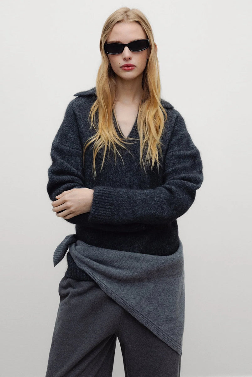 Ciemnoszary, miękki sweter polo Elara TNS Dark Grey Melange z kołnierzykiem, obniżoną linią ramion i ściągaczami. Ma swobodny krój, czyniąc ją ponadczasową dzianiną idealną do codziennych, swobodnych stylizacji. Wykonany z luksusowej mieszanki alpaki i wełny dziewiczej.
-Obniżona linia ramion
-Kołnierzyk polo
-Zamów sweter w swoim normalnym rozmiarze 