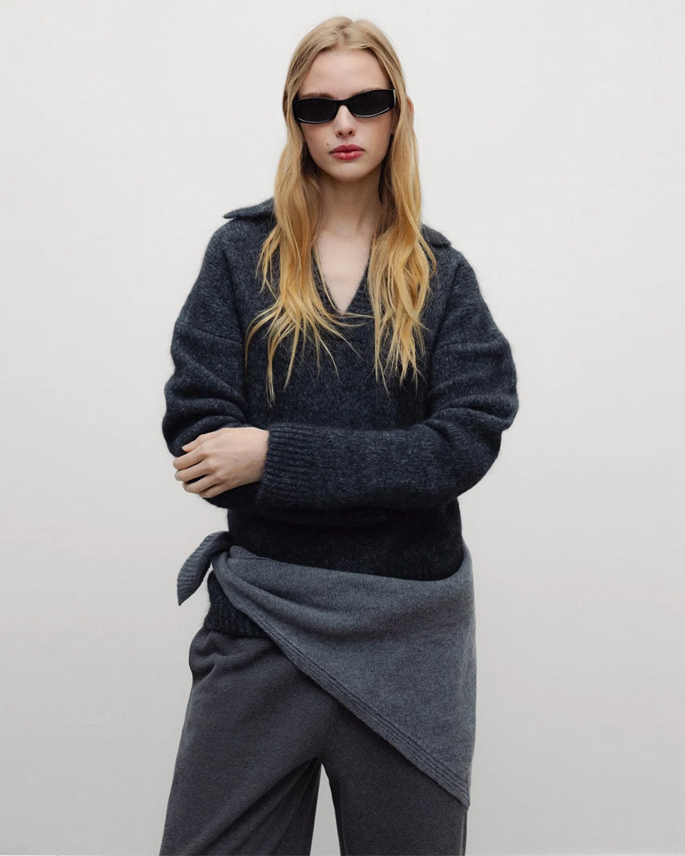 Ciemnoszary, miękki sweter polo Elara TNS Dark Grey Melange z kołnierzykiem, obniżoną linią ramion i ściągaczami. Ma swobodny krój, czyniąc ją ponadczasową dzianiną idealną do codziennych, swobodnych stylizacji. Wykonany z luksusowej mieszanki alpaki i wełny dziewiczej.
-Obniżona linia ramion
-Kołnierzyk polo
-Zamów sweter w swoim normalnym rozmiarze 