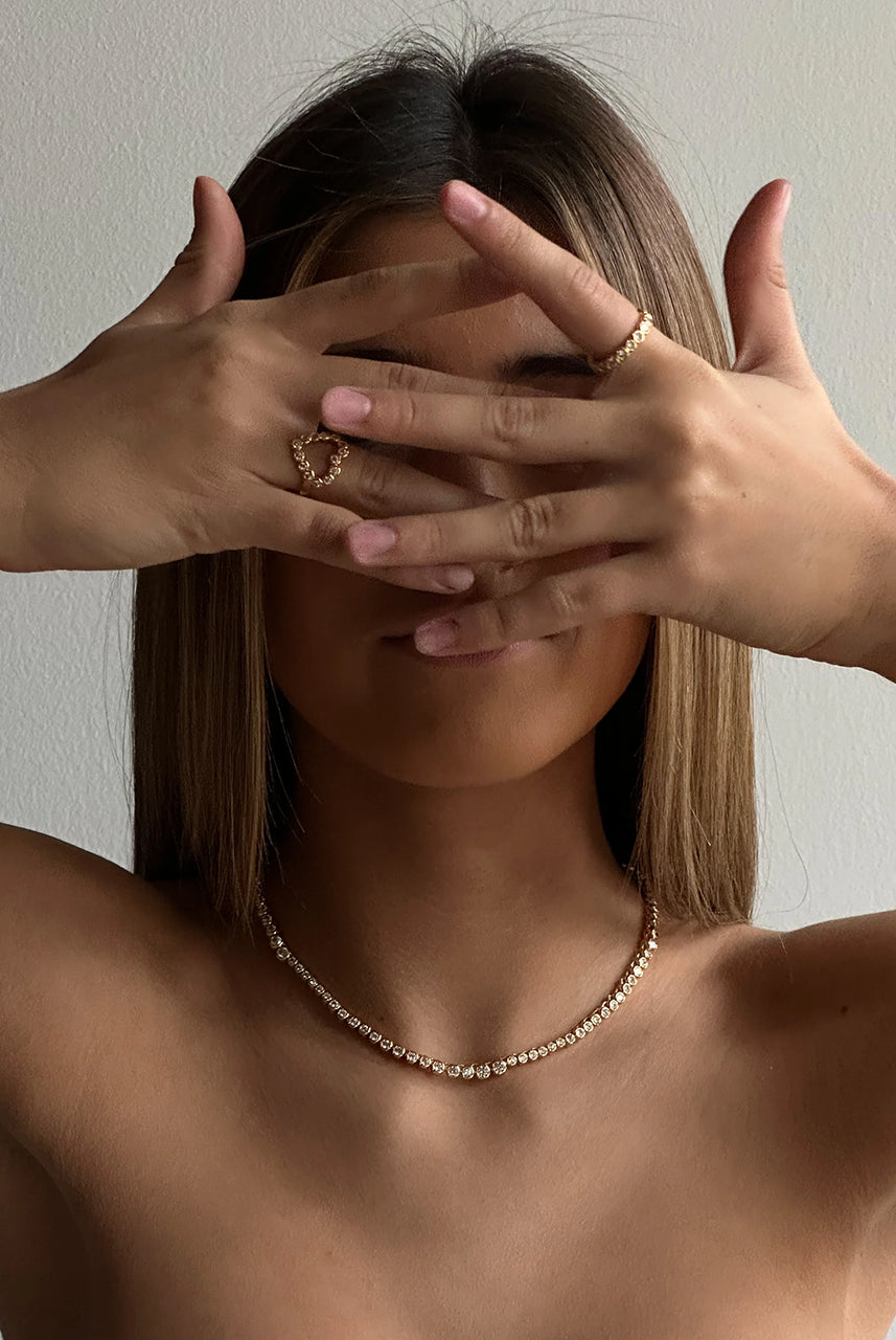 Klasyczny, piękny pierścionek Elva Crystal Pico Copenhagen z przezroczystymi kryształkami dookoła. Idealny do noszenia z innymi pierścionkami lub samodzielnie.