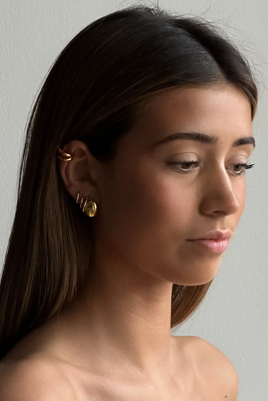 Stylowa nausznica Emi Gold Pico Copenhagen z podwójnym pierścieniem. Nausznica dopasowuje się do kształtu ucha, nadając mu elegancki i minimalistyczny charakter.
Nie podlega zwrotowi ani wymianie ze względów higienicznych.
