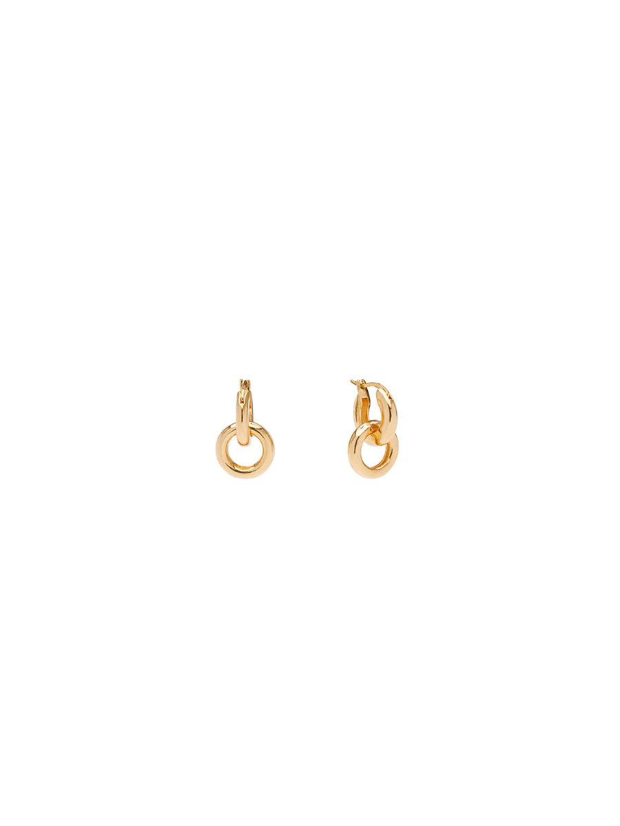 Eleganckie kolczyki Emmeline Gold Pico Copenhagen z dwoma prostymi kółkami połączonymi w nowoczesnym, minimalistycznym stylu.
Kolczyki nie podlegają wymianom ani zwrotom ze względów higienicznych.