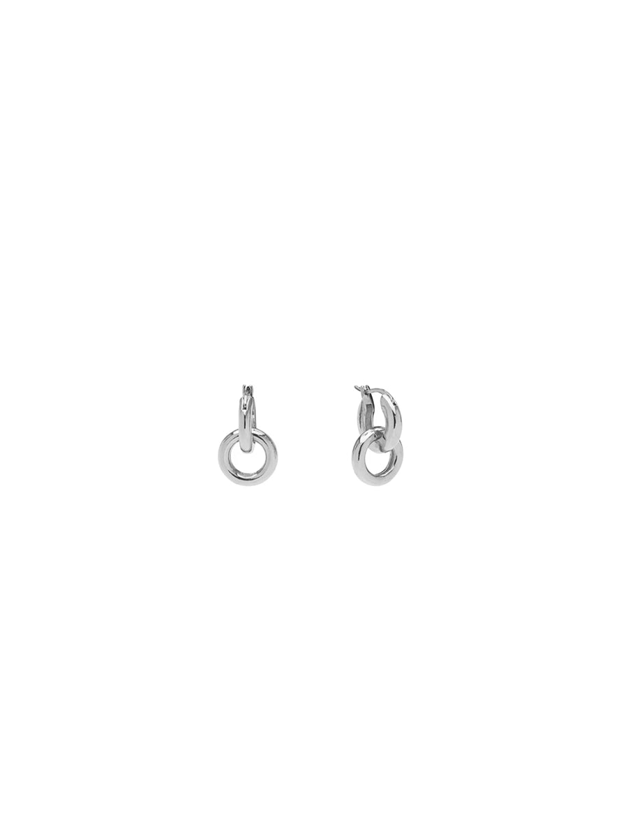 Eleganckie kolczyki Emmeline Silver Pico Copenhagen z dwoma prostymi kółkami połączonymi w nowoczesnym, minimalistycznym stylu.
Kolczyki nie podlegają wymianom ani zwrotom ze względów higienicznych.