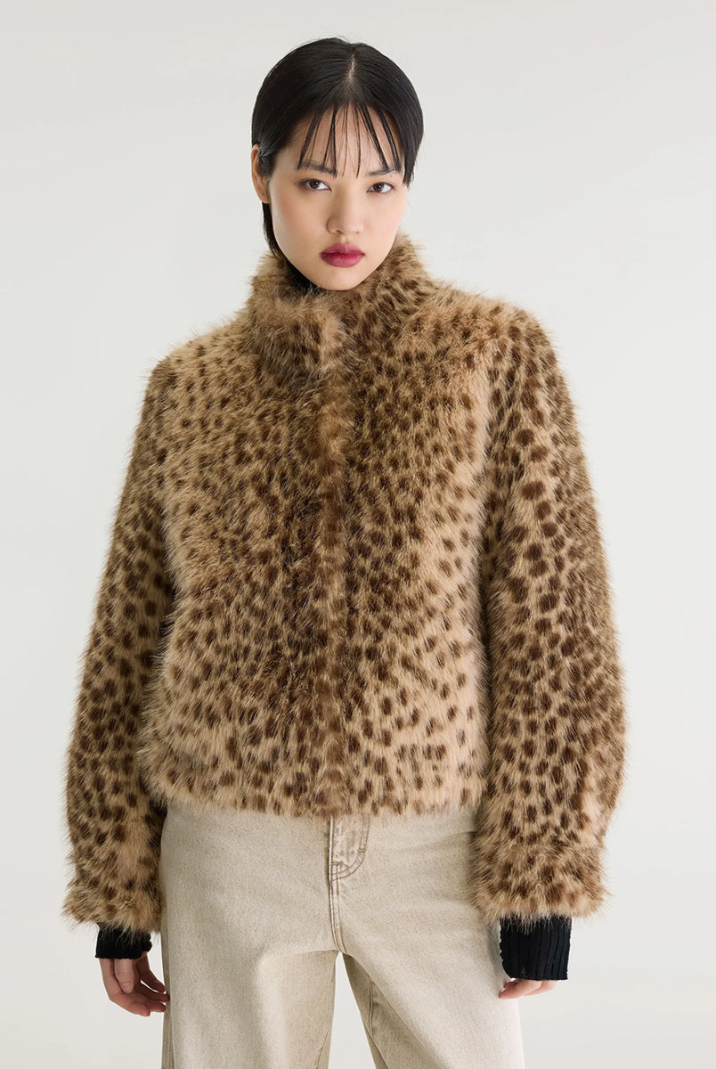 Kurtka ze sztucznego futra w panterkę Enjoy Leopard Print marki Bellerose w stylu vintage, w ciepłych odcieniach beżu i brązu. Model wyróżnia się regularnym krojem, stójką i długimi rękawami. Ma lekko elastyczny dół, który zapewnia dopasowanie do sylwetki.
-Regularny krój
-Wykończenie z miękkiego, sztucznego futerka
-Wzór w panterkę