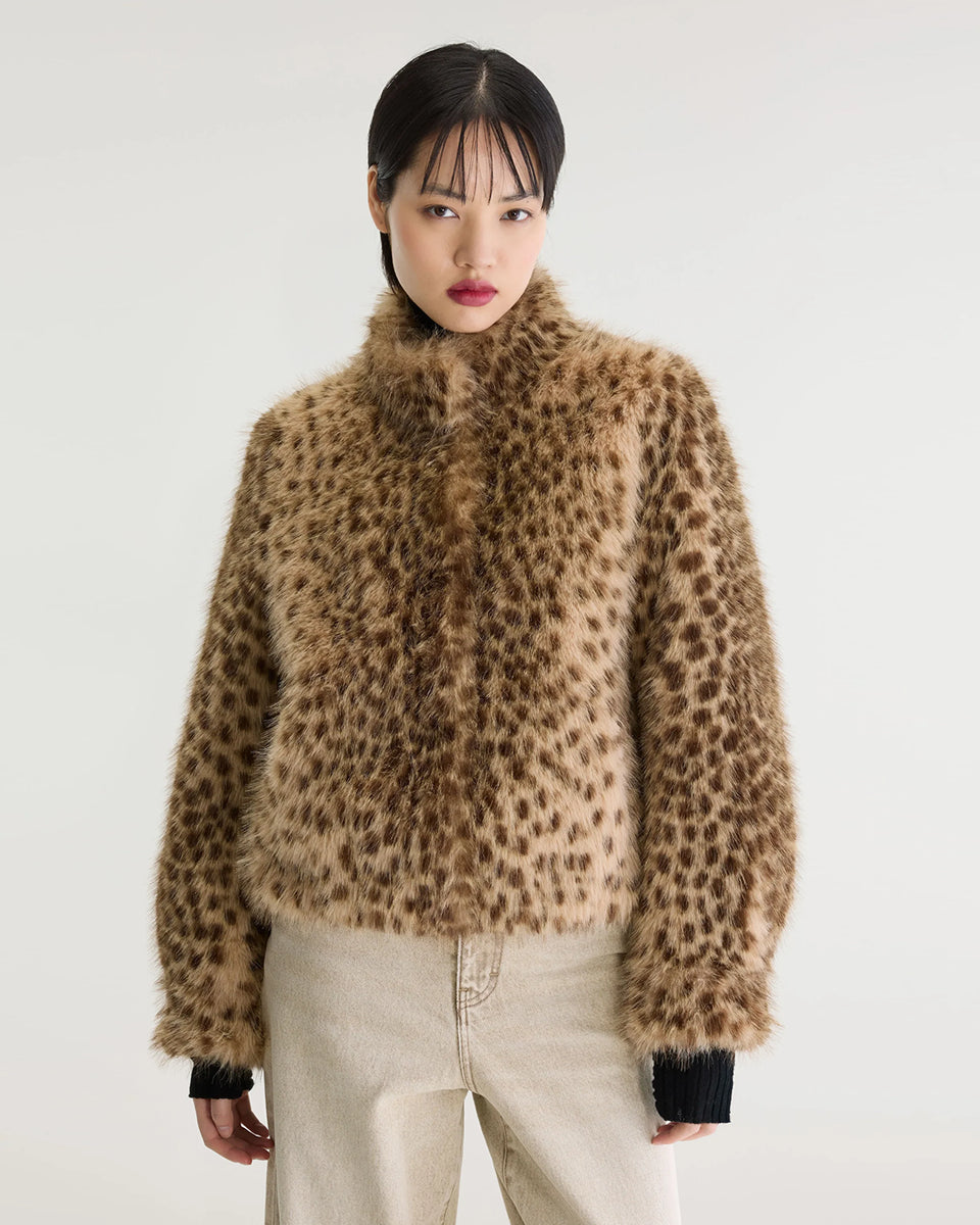 Kurtka ze sztucznego futra w panterkę Enjoy Leopard Print marki Bellerose w stylu vintage, w ciepłych odcieniach beżu i brązu. Model wyróżnia się regularnym krojem, stójką i długimi rękawami. Ma lekko elastyczny dół, który zapewnia dopasowanie do sylwetki.
-Regularny krój
-Wykończenie z miękkiego, sztucznego futerka
-Wzór w panterkę