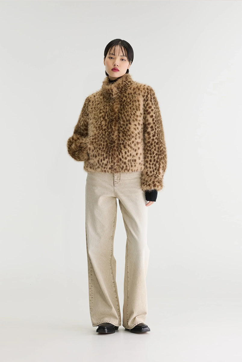 Kurtka ze sztucznego futra w panterkę Enjoy Leopard Print marki Bellerose w stylu vintage, w ciepłych odcieniach beżu i brązu. Model wyróżnia się regularnym krojem, stójką i długimi rękawami. Ma lekko elastyczny dół, który zapewnia dopasowanie do sylwetki.
-Regularny krój
-Wykończenie z miękkiego, sztucznego futerka
-Wzór w panterkę
