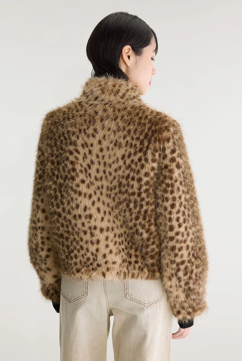 Kurtka ze sztucznego futra w panterkę Enjoy Leopard Print marki Bellerose w stylu vintage, w ciepłych odcieniach beżu i brązu. Model wyróżnia się regularnym krojem, stójką i długimi rękawami. Ma lekko elastyczny dół, który zapewnia dopasowanie do sylwetki.
-Regularny krój
-Wykończenie z miękkiego, sztucznego futerka
-Wzór w panterkę