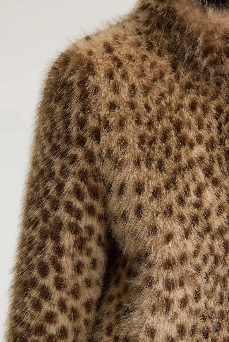 Kurtka ze sztucznego futra w panterkę Enjoy Leopard Print marki Bellerose w stylu vintage, w ciepłych odcieniach beżu i brązu. Model wyróżnia się regularnym krojem, stójką i długimi rękawami. Ma lekko elastyczny dół, który zapewnia dopasowanie do sylwetki.
-Regularny krój
-Wykończenie z miękkiego, sztucznego futerka
-Wzór w panterkę