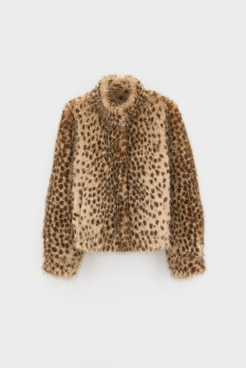 Kurtka ze sztucznego futra w panterkę Enjoy Leopard Print marki Bellerose w stylu vintage, w ciepłych odcieniach beżu i brązu. Model wyróżnia się regularnym krojem, stójką i długimi rękawami. Ma lekko elastyczny dół, który zapewnia dopasowanie do sylwetki.
-Regularny krój
-Wykończenie z miękkiego, sztucznego futerka
-Wzór w panterkę