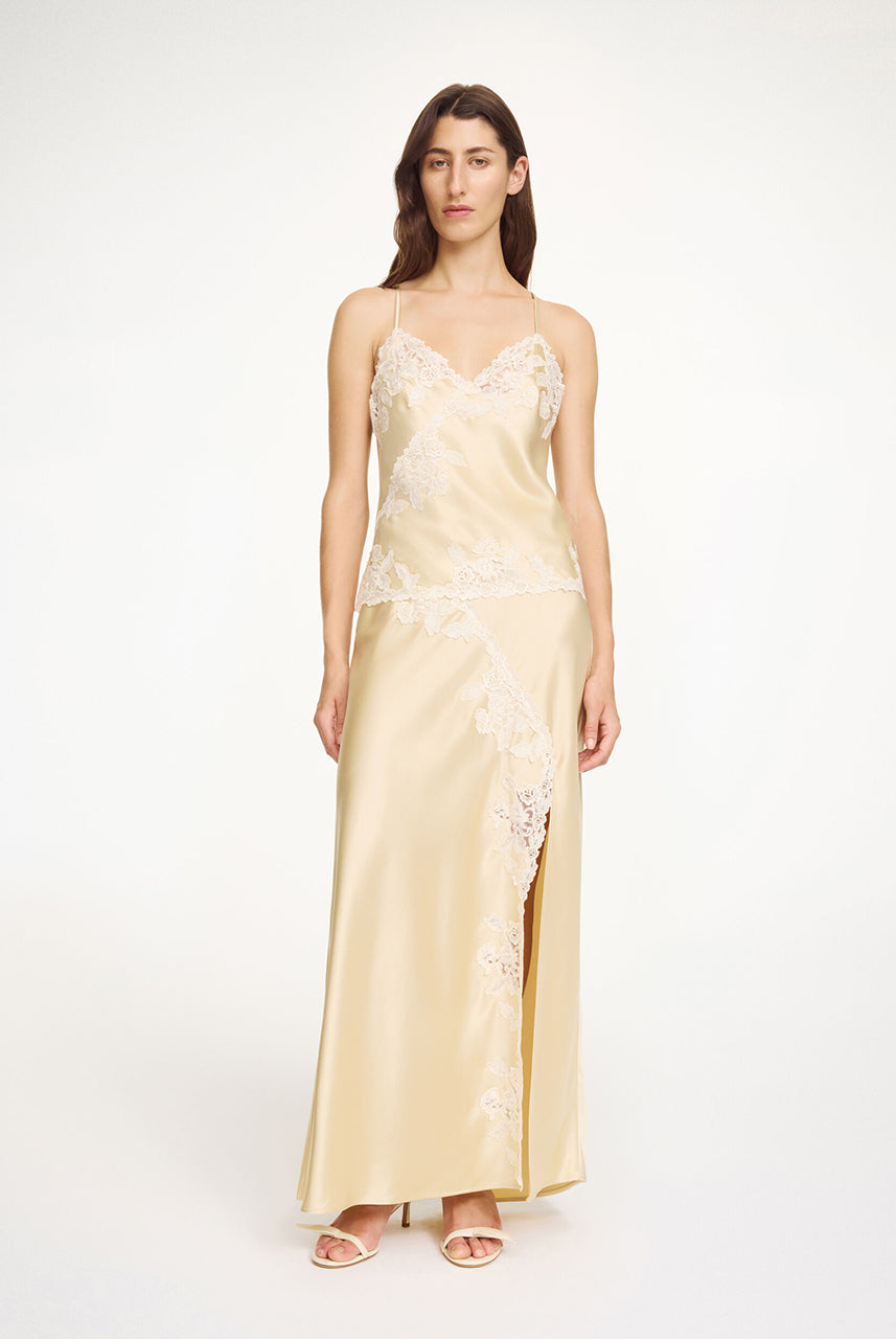 Romantyczna, satynowa, maxi spódnica Erika Vanilla Cream By Malene Birger z koronkowymi detalami w stylu vintage, zapięciem na zamek błyskawiczny i haftkę. Posiada efektowne rozcięcie z przodu. Wykonana z niezwykle miękkiej, szybko schnącej i wygodnej w noszeniu tkaniny.
-Koronkowe wykończenia
-Rozcięcie z przodu
-Zamów spódnicę w swoim standardowym rozmiarze