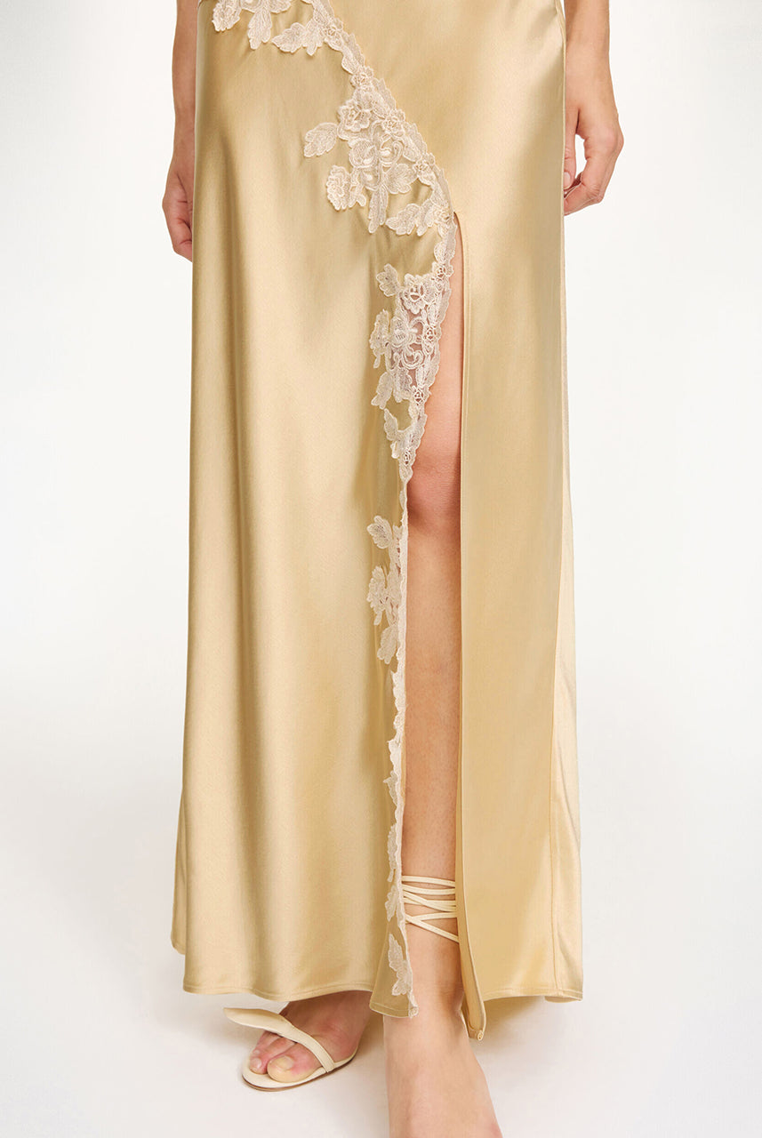 Romantyczna, satynowa, maxi spódnica Erika Vanilla Cream By Malene Birger z koronkowymi detalami w stylu vintage, zapięciem na zamek błyskawiczny i haftkę. Posiada efektowne rozcięcie z przodu. Wykonana z niezwykle miękkiej, szybko schnącej i wygodnej w noszeniu tkaniny.
-Koronkowe wykończenia
-Rozcięcie z przodu
-Zamów spódnicę w swoim standardowym rozmiarze
