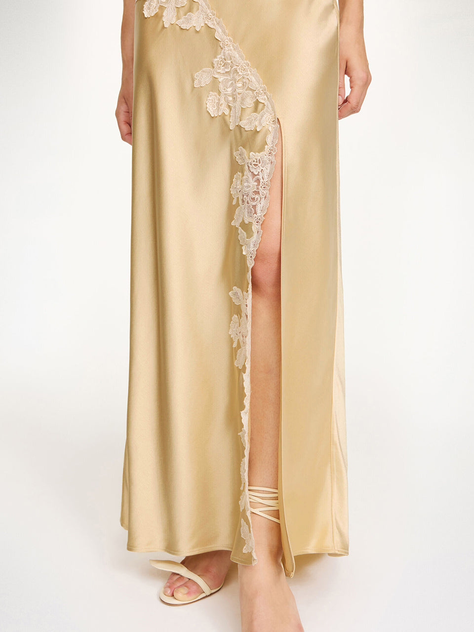 Romantyczna, satynowa, maxi spódnica Erika Vanilla Cream By Malene Birger z koronkowymi detalami w stylu vintage, zapięciem na zamek błyskawiczny i haftkę. Posiada efektowne rozcięcie z przodu. Wykonana z niezwykle miękkiej, szybko schnącej i wygodnej w noszeniu tkaniny.
-Koronkowe wykończenia
-Rozcięcie z przodu
-Zamów spódnicę w swoim standardowym rozmiarze