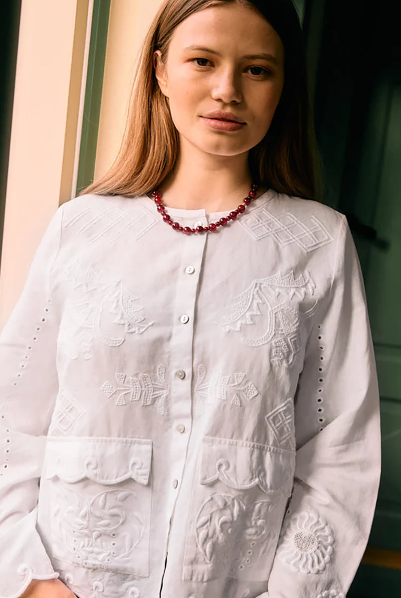 Koszula Ester Ecru marki SISSEL EDELBO to kobiecy, romantyczny model wykonany z miękkiej mieszanki bawełny organicznej i lnu. Posiada plaski kołnierzyk, dwie kieszenie z przodu oraz jasne guziki z masy perłowej wzdłuż zapięcia. Koszulę zdobią delikatne hafty i piękne ażurowe detale. Ma swobodny, luźny krój.
-Delikatne hafty i ażurowe detale
-Miękka mieszanka bawełny i lnu
-Swobodny krój