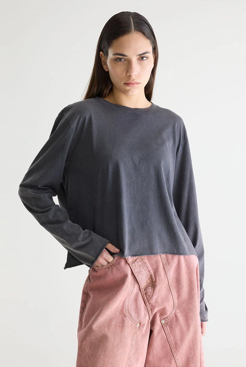 Luźny longsleeve w kolorze spranej czerni Fercy Black Beauty marki BELLEROSE z surowym wykończeniem i haftowanym logo marki. Posiada okrągły dekolt i długie rękawy. Wykonany w 100% z bawełny.
-Luźny krój
-Efekt sprania
-Zamów w swoim standardowym rozmiarze