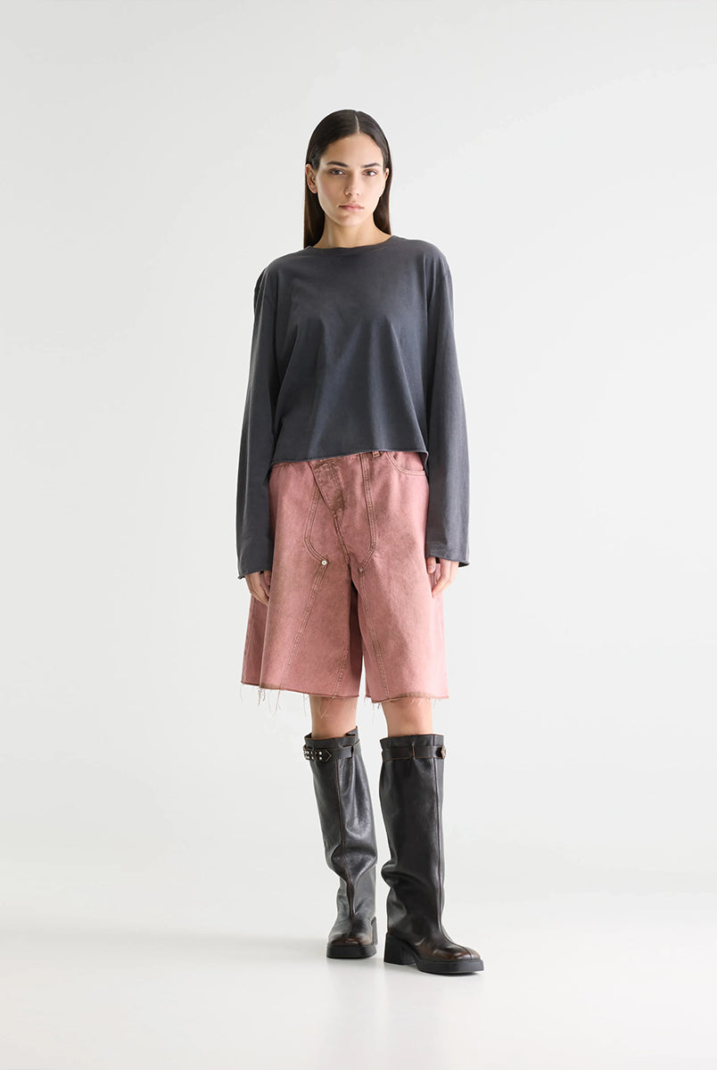 Luźny longsleeve w kolorze spranej czerni Fercy Black Beauty marki BELLEROSE z surowym wykończeniem i haftowanym logo marki. Posiada okrągły dekolt i długie rękawy. Wykonany w 100% z bawełny.
-Luźny krój
-Efekt sprania
-Zamów w swoim standardowym rozmiarze