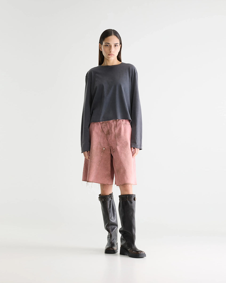 Luźny longsleeve w kolorze spranej czerni Fercy Black Beauty marki BELLEROSE z surowym wykończeniem i haftowanym logo marki. Posiada okrągły dekolt i długie rękawy. Wykonany w 100% z bawełny.
-Luźny krój
-Efekt sprania
-Zamów w swoim standardowym rozmiarze