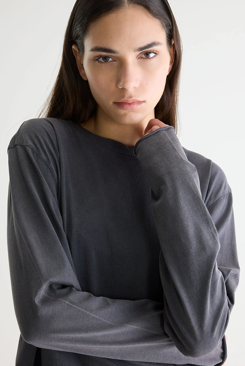 Luźny longsleeve w kolorze spranej czerni Fercy Black Beauty marki BELLEROSE z surowym wykończeniem i haftowanym logo marki. Posiada okrągły dekolt i długie rękawy. Wykonany w 100% z bawełny.
-Luźny krój
-Efekt sprania
-Zamów w swoim standardowym rozmiarze