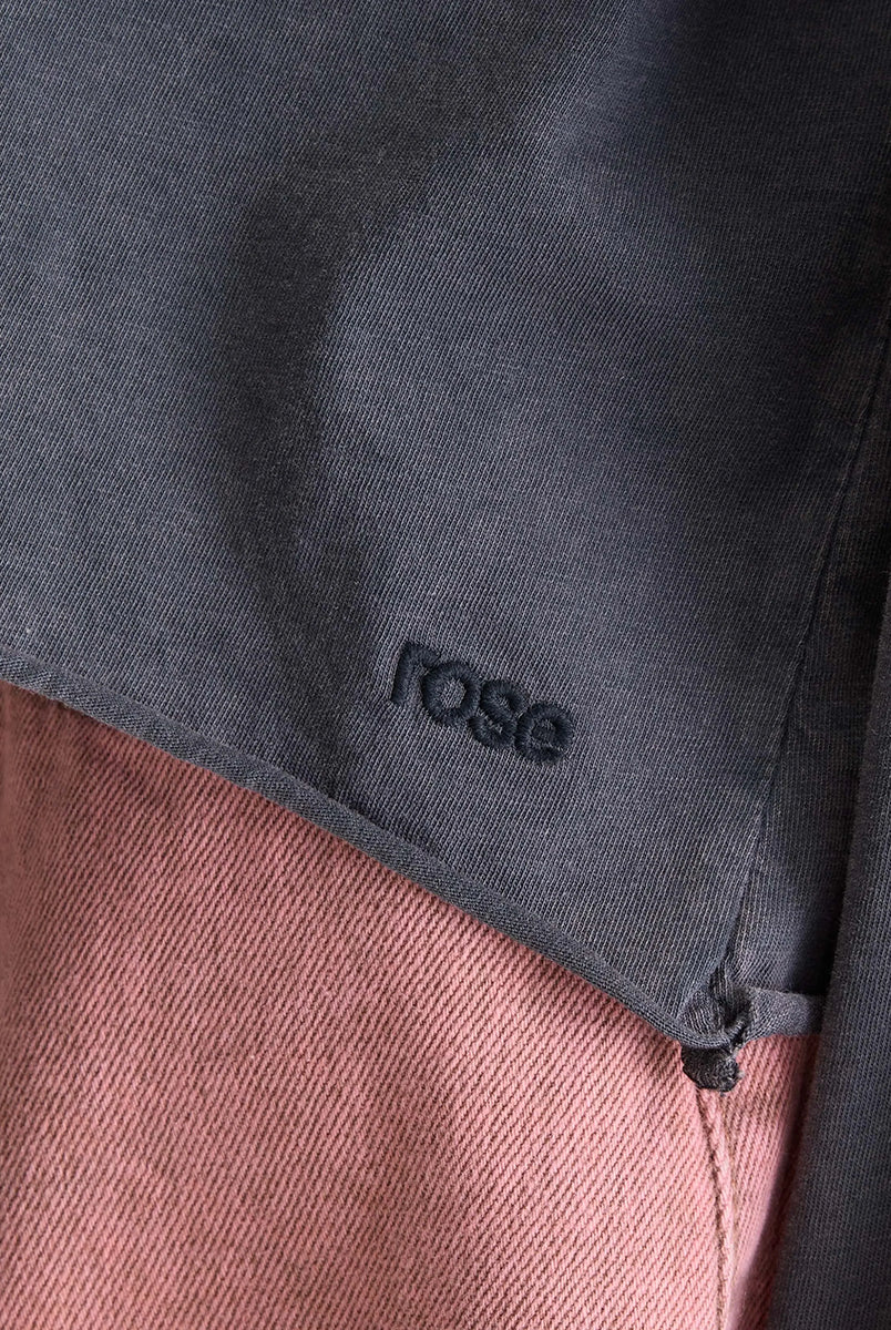 Luźny longsleeve w kolorze spranej czerni Fercy Black Beauty marki BELLEROSE z surowym wykończeniem i haftowanym logo marki. Posiada okrągły dekolt i długie rękawy. Wykonany w 100% z bawełny.
-Luźny krój
-Efekt sprania
-Zamów w swoim standardowym rozmiarze
