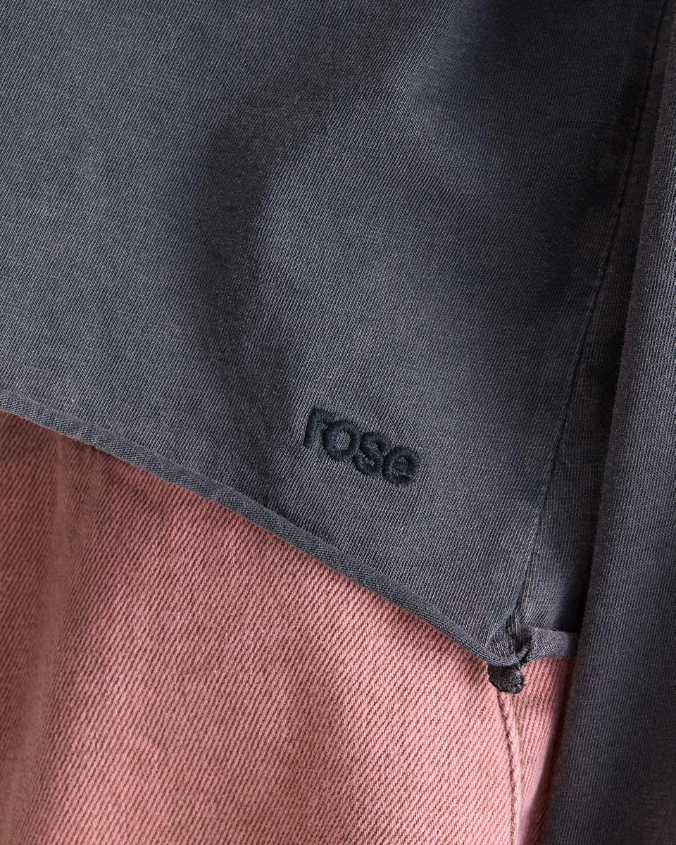 Luźny longsleeve w kolorze spranej czerni Fercy Black Beauty marki BELLEROSE z surowym wykończeniem i haftowanym logo marki. Posiada okrągły dekolt i długie rękawy. Wykonany w 100% z bawełny.
-Luźny krój
-Efekt sprania
-Zamów w swoim standardowym rozmiarze
