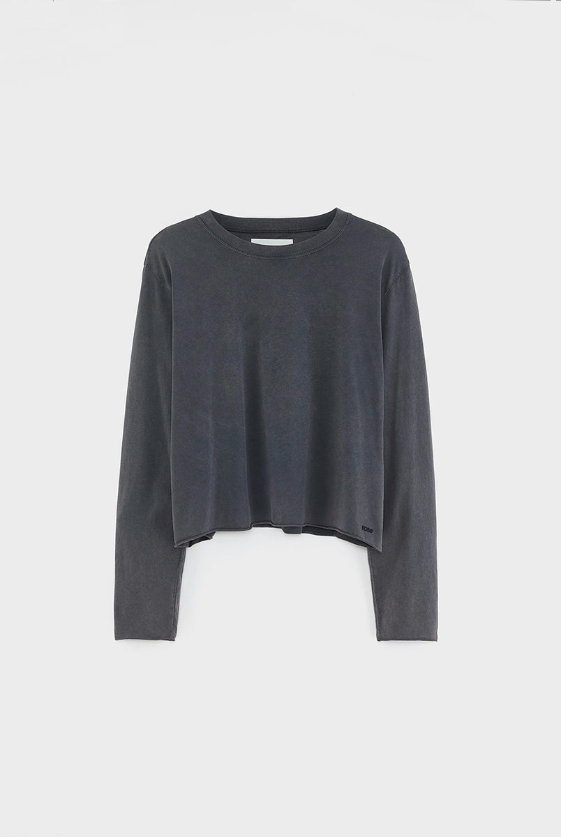 Luźny longsleeve w kolorze spranej czerni Fercy Black Beauty marki BELLEROSE z surowym wykończeniem i haftowanym logo marki. Posiada okrągły dekolt i długie rękawy. Wykonany w 100% z bawełny.
-Luźny krój
-Efekt sprania
-Zamów w swoim standardowym rozmiarze