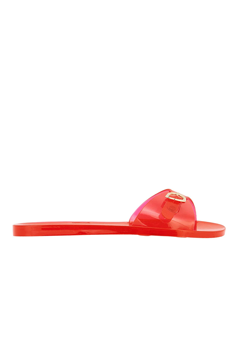 Swobodne, minimalistyczne klapki typu slide Filia Jelly Red na całkowicie płaskiej podeszwie. Mają intensywny odcień czerwieni, o półprzezroczystym wykończeniu. Posiadają jeden, szeroki, asymetryczny pasek ze złotą klamrą w kształcie skrzydełek. Na wkładce widoczne jest wytłoczone logo marki. Wykonane z elastycznej, wodoodpornej gumy/PVC, co czyni je idealnym wyborem jako stylowe obuwie plażowe. 