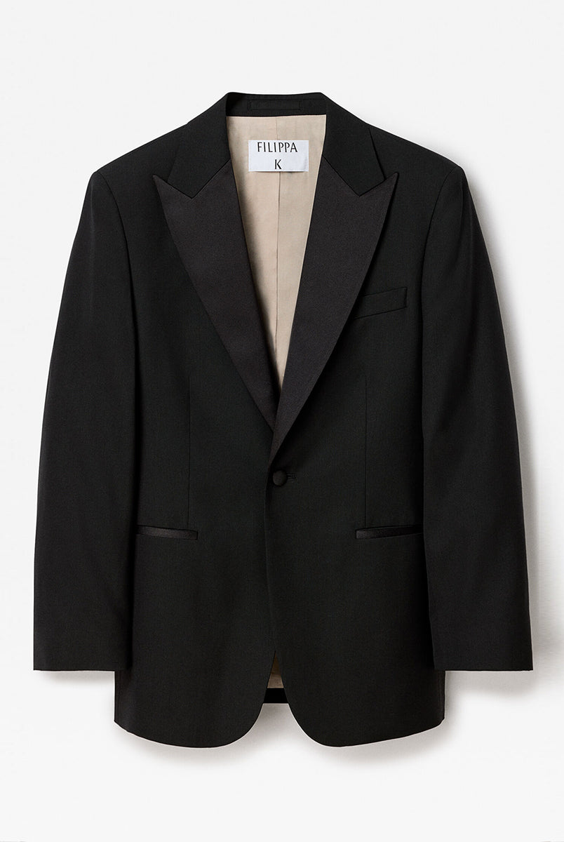 Klasyczna, jednorzędowa marynarka smokingowa Filippa K Hourglass Tuxedo z szerokimi ramionami i dopasowaną talią, która tworzy sylwetkę klepsydry. Zapinana na guzik z przodu. Noś ją z dopasowanymi spodniami, aby uzyskać wyrazisty look idealny na wieczorowe okazje. 