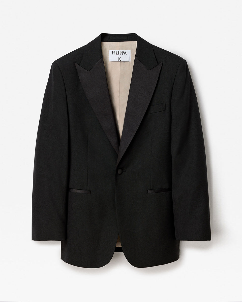Klasyczna, jednorzędowa marynarka smokingowa Filippa K Hourglass Tuxedo z szerokimi ramionami i dopasowaną talią, która tworzy sylwetkę klepsydry. Zapinana na guzik z przodu. Noś ją z dopasowanymi spodniami, aby uzyskać wyrazisty look idealny na wieczorowe okazje. 