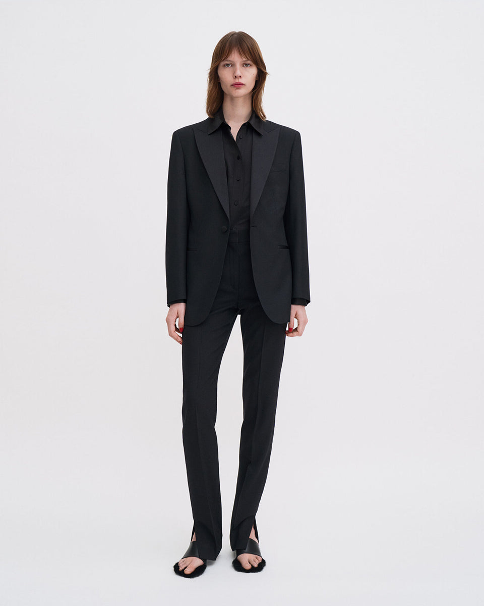 Klasyczna, jednorzędowa marynarka smokingowa Filippa K Hourglass Tuxedo z szerokimi ramionami i dopasowaną talią, która tworzy sylwetkę klepsydry. Zapinana na guzik z przodu. Noś ją z dopasowanymi spodniami, aby uzyskać wyrazisty look idealny na wieczorowe okazje. 