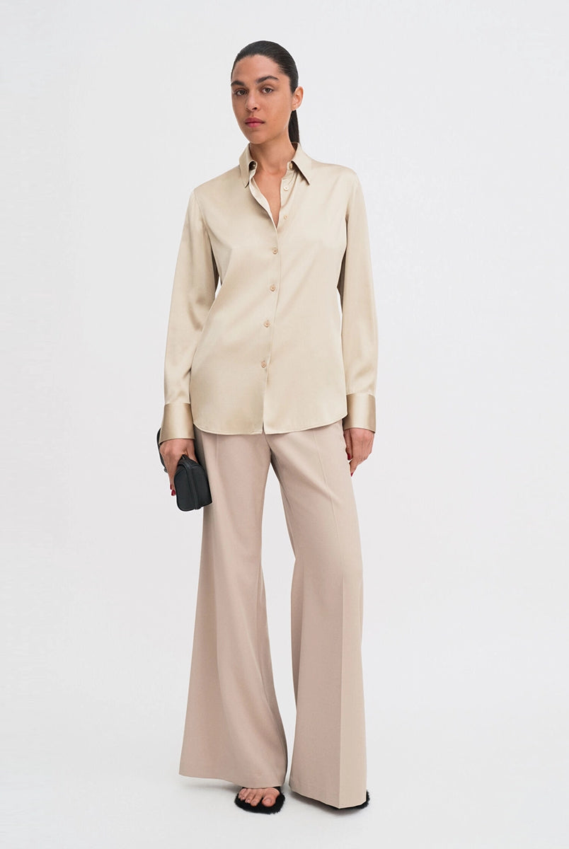 Klasyczna, minimalistyczna koszula Silk FILIPPA K o luźnym fasonie i prostym kroju. Posiada kołnierzyk i jest zapinana na guziki. Wykonana z luksusowego, lekko elastycznego jedwabiu.