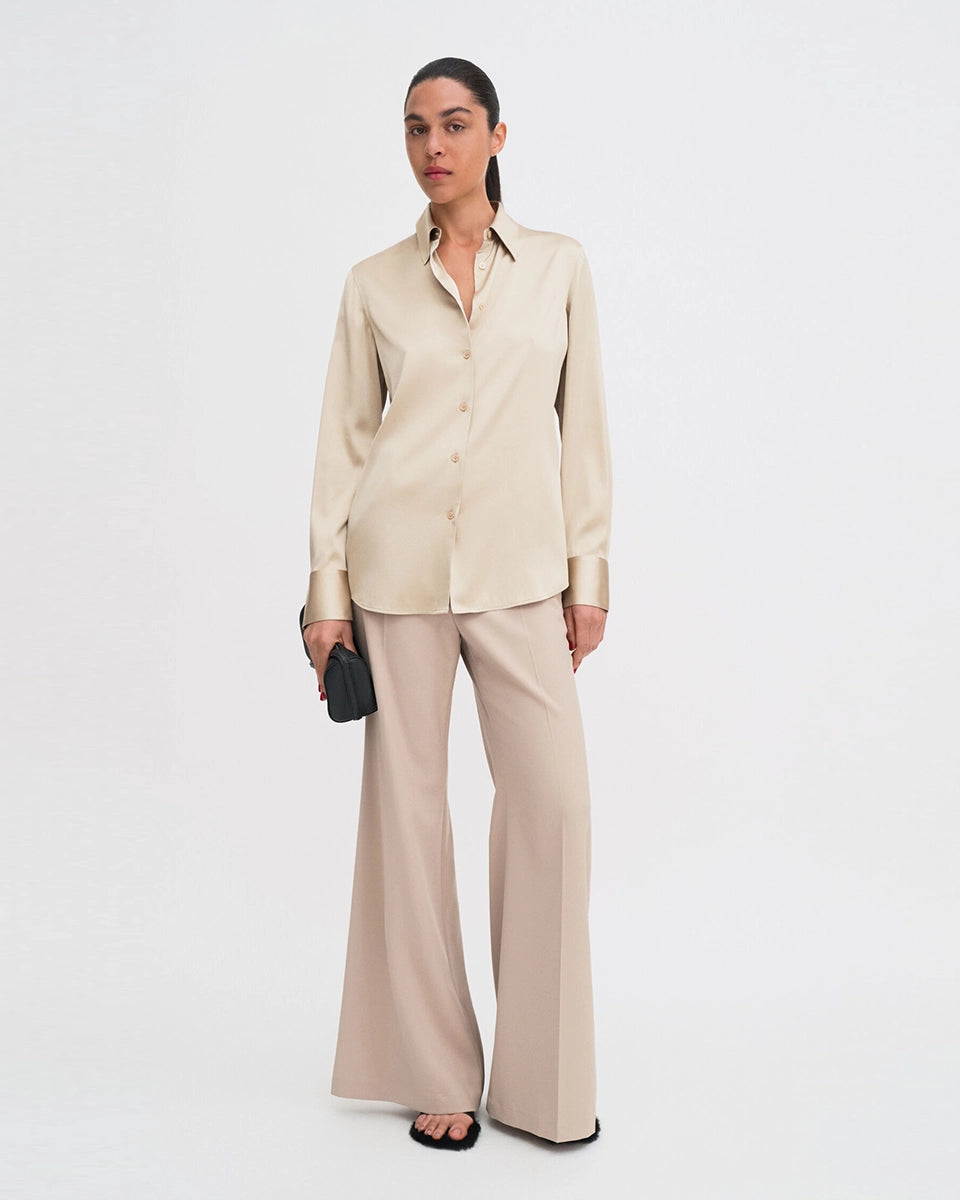 Klasyczna, minimalistyczna koszula Silk FILIPPA K o luźnym fasonie i prostym kroju. Posiada kołnierzyk i jest zapinana na guziki. Wykonana z luksusowego, lekko elastycznego jedwabiu.