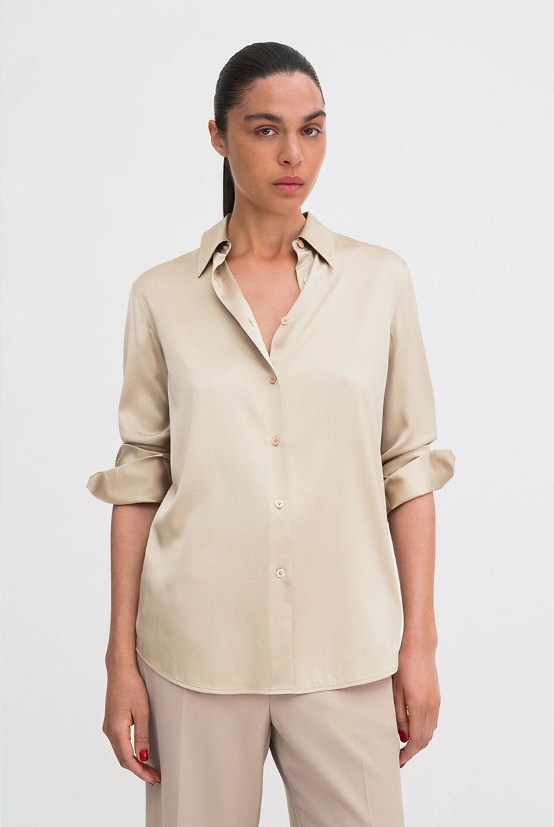Klasyczna, minimalistyczna koszula Silk FILIPPA K o luźnym fasonie i prostym kroju. Posiada kołnierzyk i jest zapinana na guziki. Wykonana z luksusowego, lekko elastycznego jedwabiu.