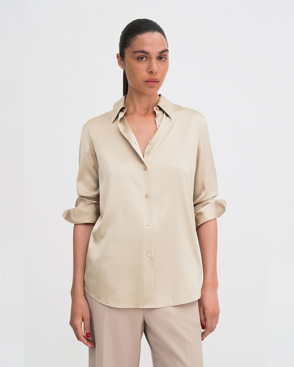 Klasyczna, minimalistyczna koszula Silk FILIPPA K o luźnym fasonie i prostym kroju. Posiada kołnierzyk i jest zapinana na guziki. Wykonana z luksusowego, lekko elastycznego jedwabiu.