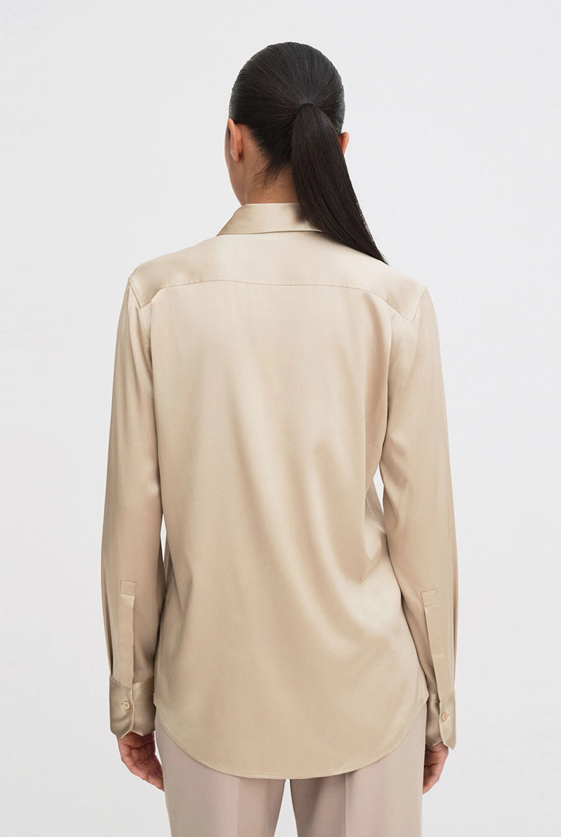 Klasyczna, minimalistyczna koszula Silk FILIPPA K o luźnym fasonie i prostym kroju. Posiada kołnierzyk i jest zapinana na guziki. Wykonana z luksusowego, lekko elastycznego jedwabiu.