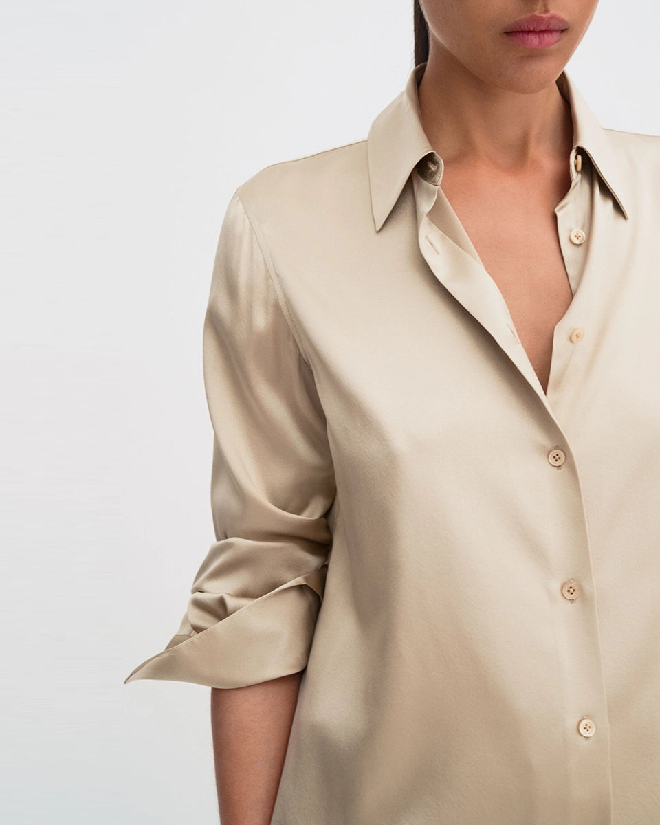 Klasyczna, minimalistyczna koszula Silk FILIPPA K o luźnym fasonie i prostym kroju. Posiada kołnierzyk i jest zapinana na guziki. Wykonana z luksusowego, lekko elastycznego jedwabiu.