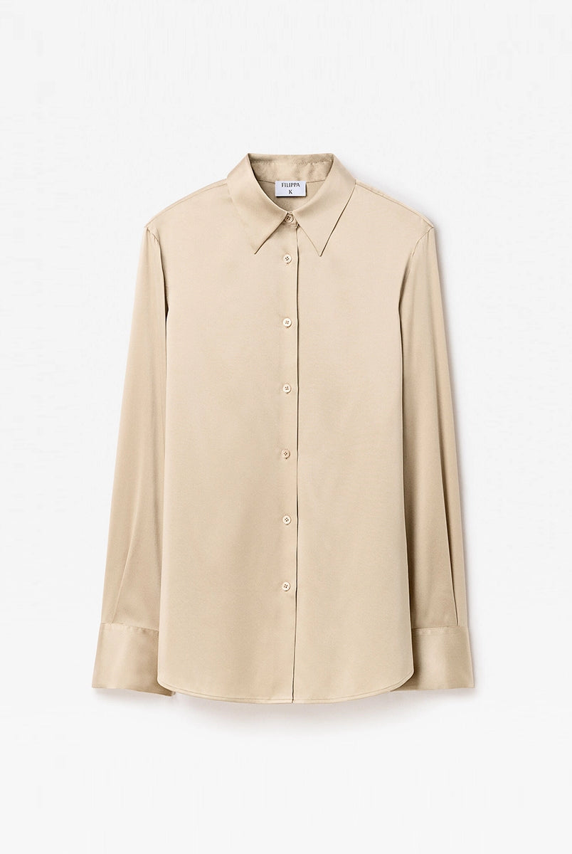 Klasyczna, minimalistyczna koszula Silk FILIPPA K o luźnym fasonie i prostym kroju. Posiada kołnierzyk i jest zapinana na guziki. Wykonana z luksusowego, lekko elastycznego jedwabiu.