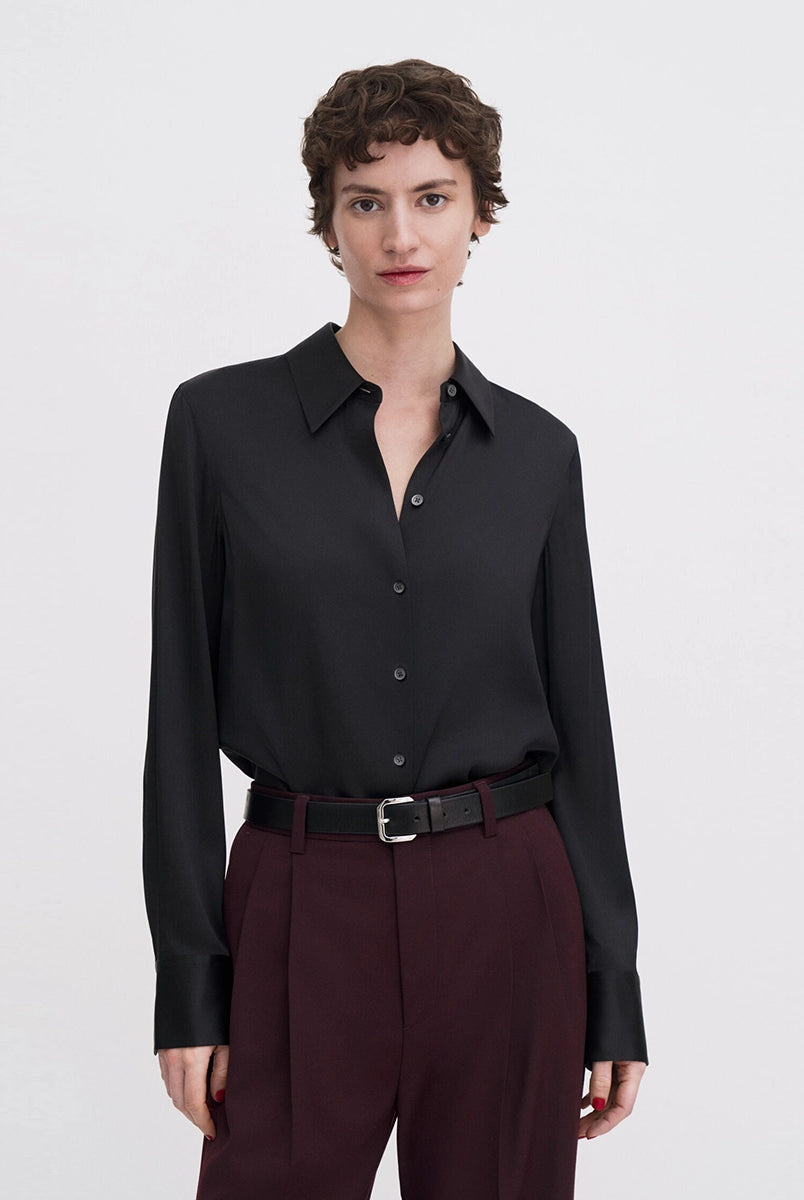 Klasyczna, minimalistyczna koszula Silk FILIPPA K o luźnym fasonie i prostym kroju. Posiada kołnierzyk i jest zapinana na guziki. Wykonana z luksusowego, lekko elastycznego jedwabiu.