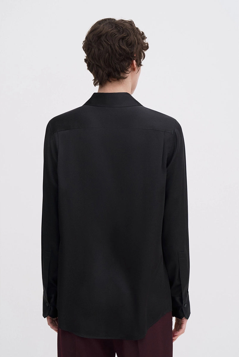 Klasyczna, minimalistyczna koszula Silk FILIPPA K o luźnym fasonie i prostym kroju. Posiada kołnierzyk i jest zapinana na guziki. Wykonana z luksusowego, lekko elastycznego jedwabiu.