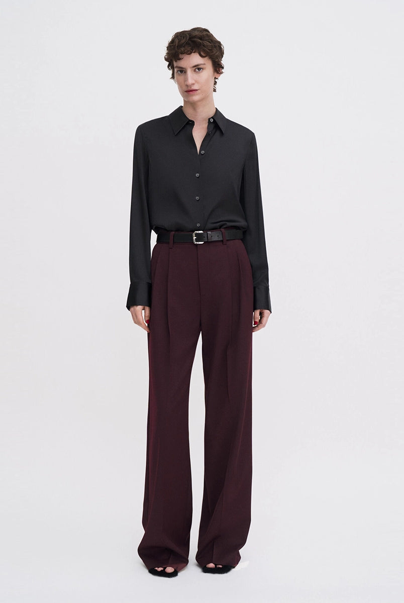 Klasyczna, minimalistyczna koszula Silk FILIPPA K o luźnym fasonie i prostym kroju. Posiada kołnierzyk i jest zapinana na guziki. Wykonana z luksusowego, lekko elastycznego jedwabiu.