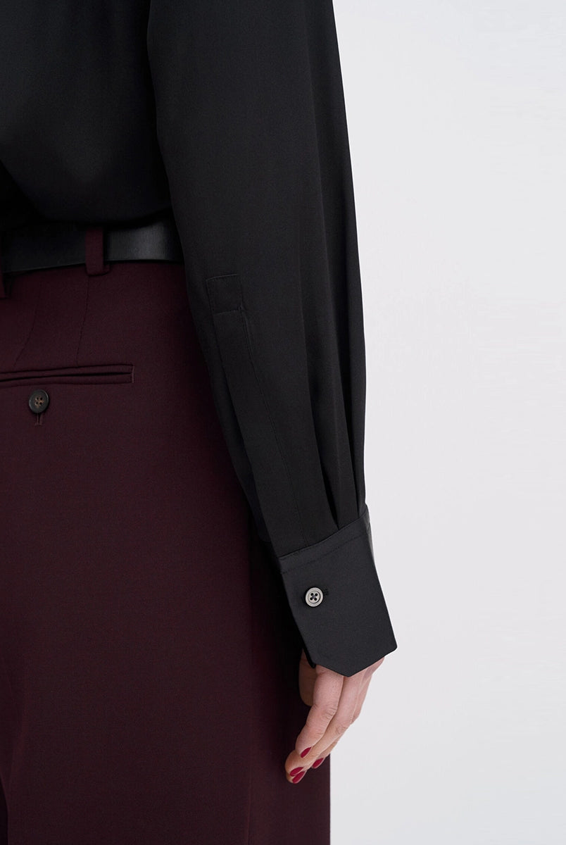 Klasyczna, minimalistyczna koszula Silk FILIPPA K o luźnym fasonie i prostym kroju. Posiada kołnierzyk i jest zapinana na guziki. Wykonana z luksusowego, lekko elastycznego jedwabiu.