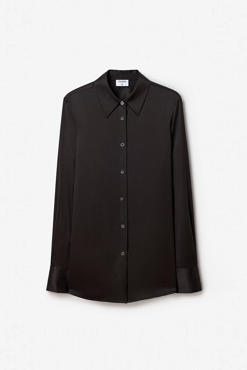 Klasyczna, minimalistyczna koszula Silk FILIPPA K o luźnym fasonie i prostym kroju. Posiada kołnierzyk i jest zapinana na guziki. Wykonana z luksusowego, lekko elastycznego jedwabiu.