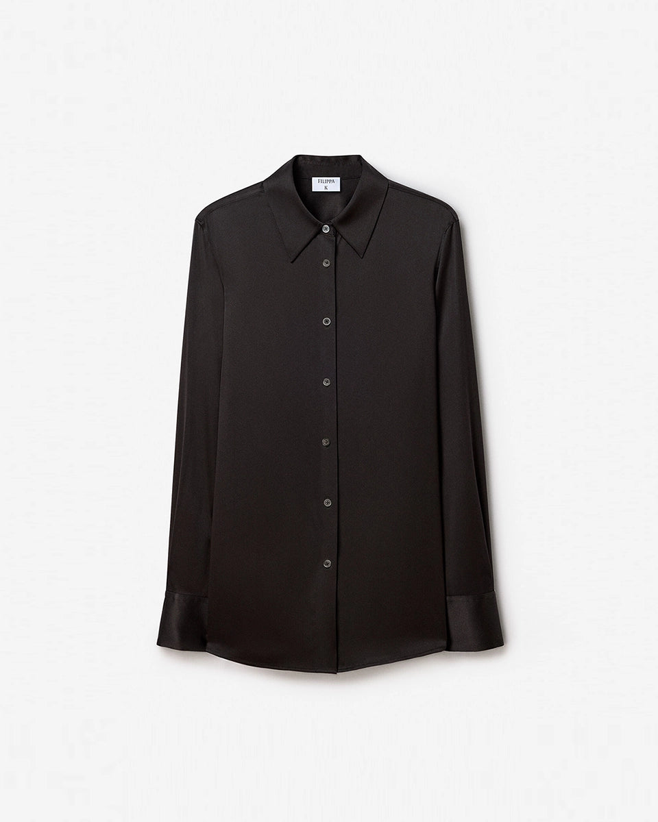 Klasyczna, minimalistyczna koszula Silk FILIPPA K o luźnym fasonie i prostym kroju. Posiada kołnierzyk i jest zapinana na guziki. Wykonana z luksusowego, lekko elastycznego jedwabiu.