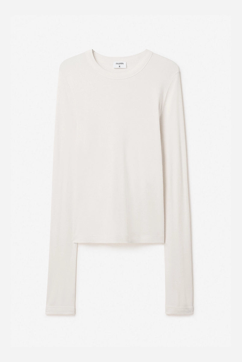 Luźny, minimalistyczny longsleeve Filippa K z okrągłym dekoltem i długimi rękawami. Top ma prosty krój. Jest wykonany z bardzo miękkiej i lejącej tkaniny z prążkowaną fakturą.