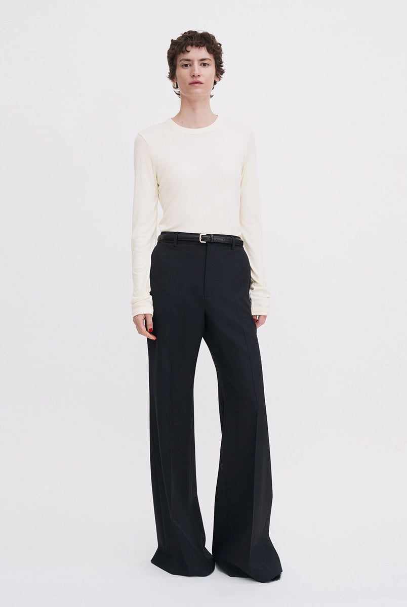 Luźny, minimalistyczny longsleeve Filippa K z okrągłym dekoltem i długimi rękawami. Top ma prosty krój. Jest wykonany z bardzo miękkiej i lejącej tkaniny z prążkowaną fakturą.