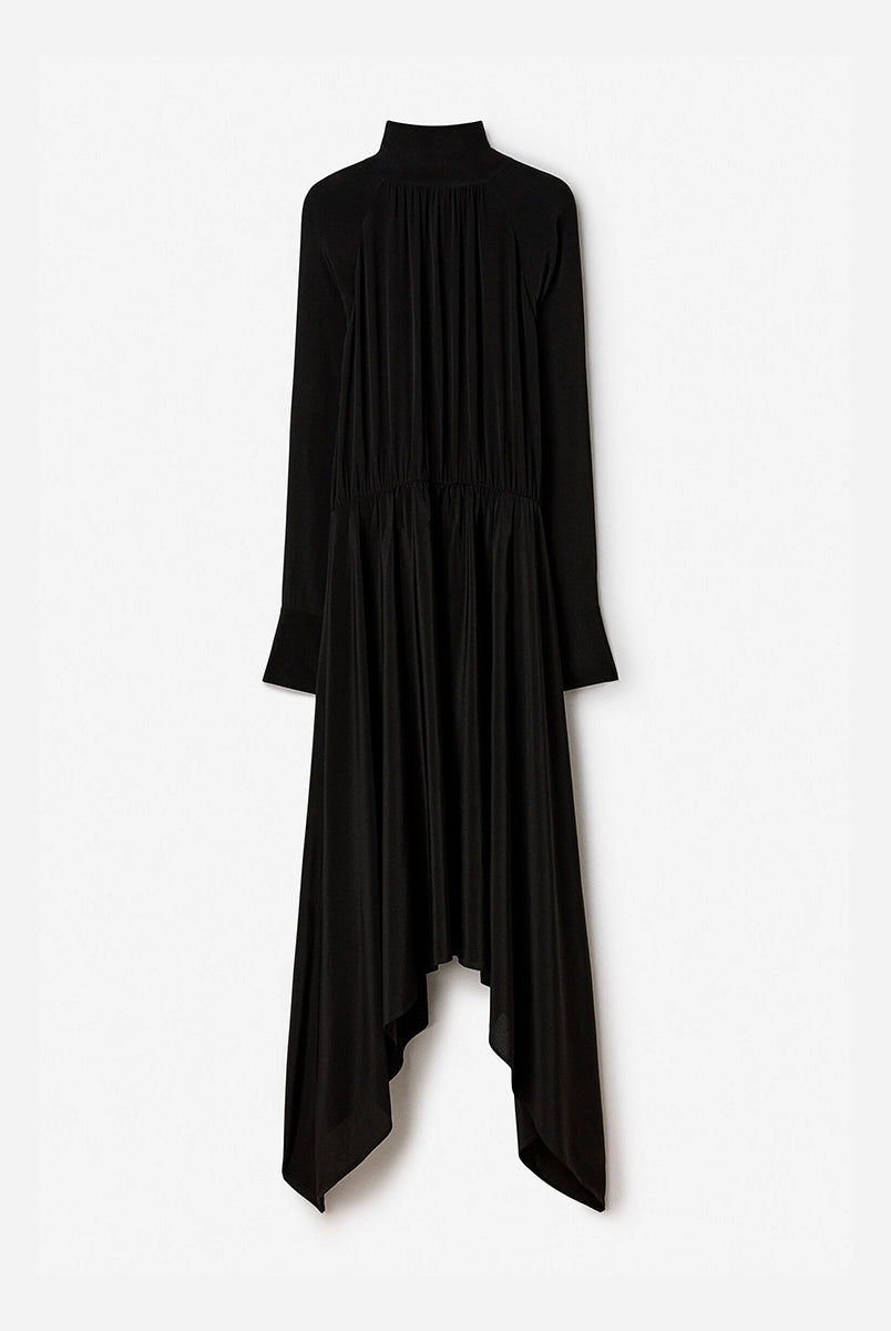 Minimalistyczna, luźna, elegancka sukienka midi Filippa K z wysokim dekoltem w formie golfu i wiązaniem z tyłu przy szyi. Sukienka ma długie rękawy zakończone mankietami oraz efektowne, wąskie rozcięcie na plecach. Z przodu marszczona przy dekolcie i i talii. U dołu wykończona asymetrycznie