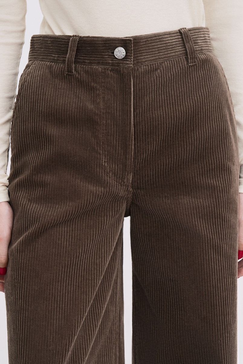 Luźne spodnie Fillipa K Wide Leg Corduroy z bawełnianego sztruksu, z szerokimi nogawkami i bardzo długim krojem. Spodnie mają średni stan. Zapinane na zamek błyskawiczny i guzik. Posiadają szlufki na pasek. Wykonane w 100% z bawełny organicznej.