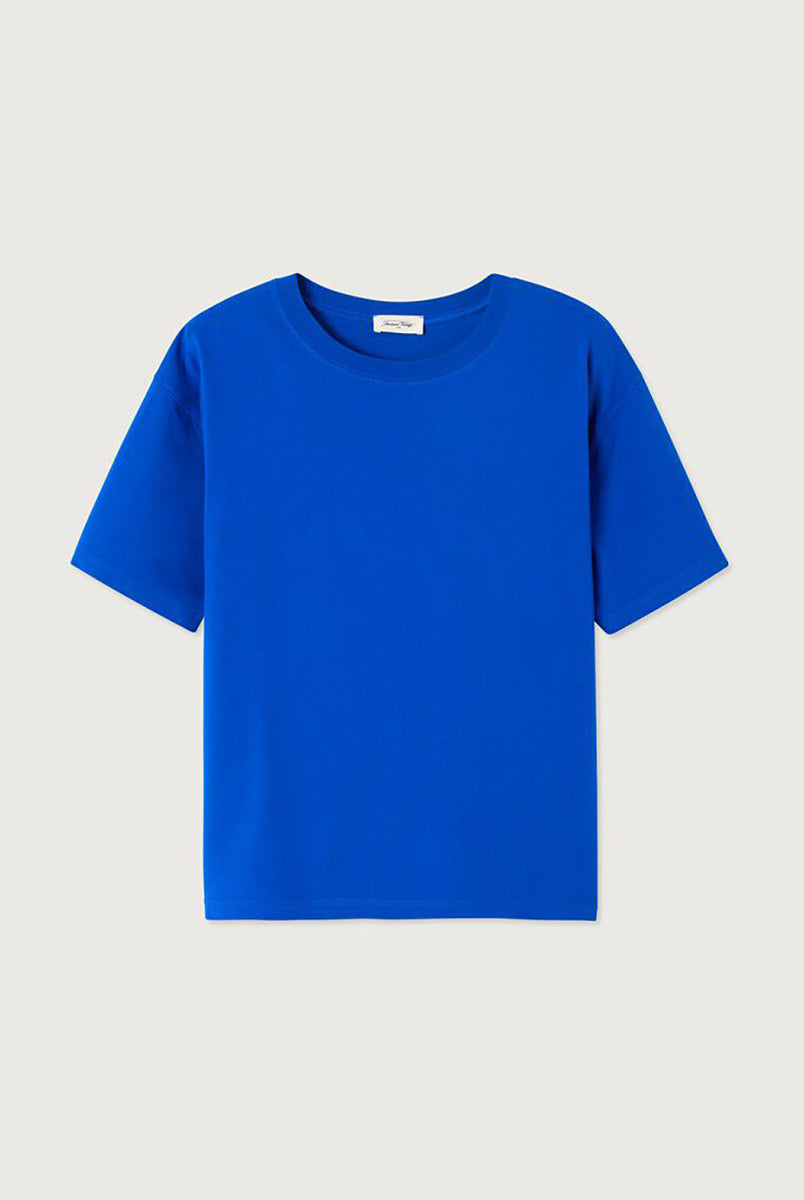Luźny, oversizowy, prosty t-shirt FIZ02 American Vintage z krótkim, szerokim rękawem i okrągłym dekoltem. Wykonany z grubej, mięsistej bawełny.
-Jeśli chcesz uzyskać oversizowy efekt jak ten zaprezentowany na modelce - zamów t-shirt w swoim normalnym rozmiarze. Jeśli chcesz żeby był nieco bardziej przylegający - zamów koszulkę w mniejszym rozmiarze.