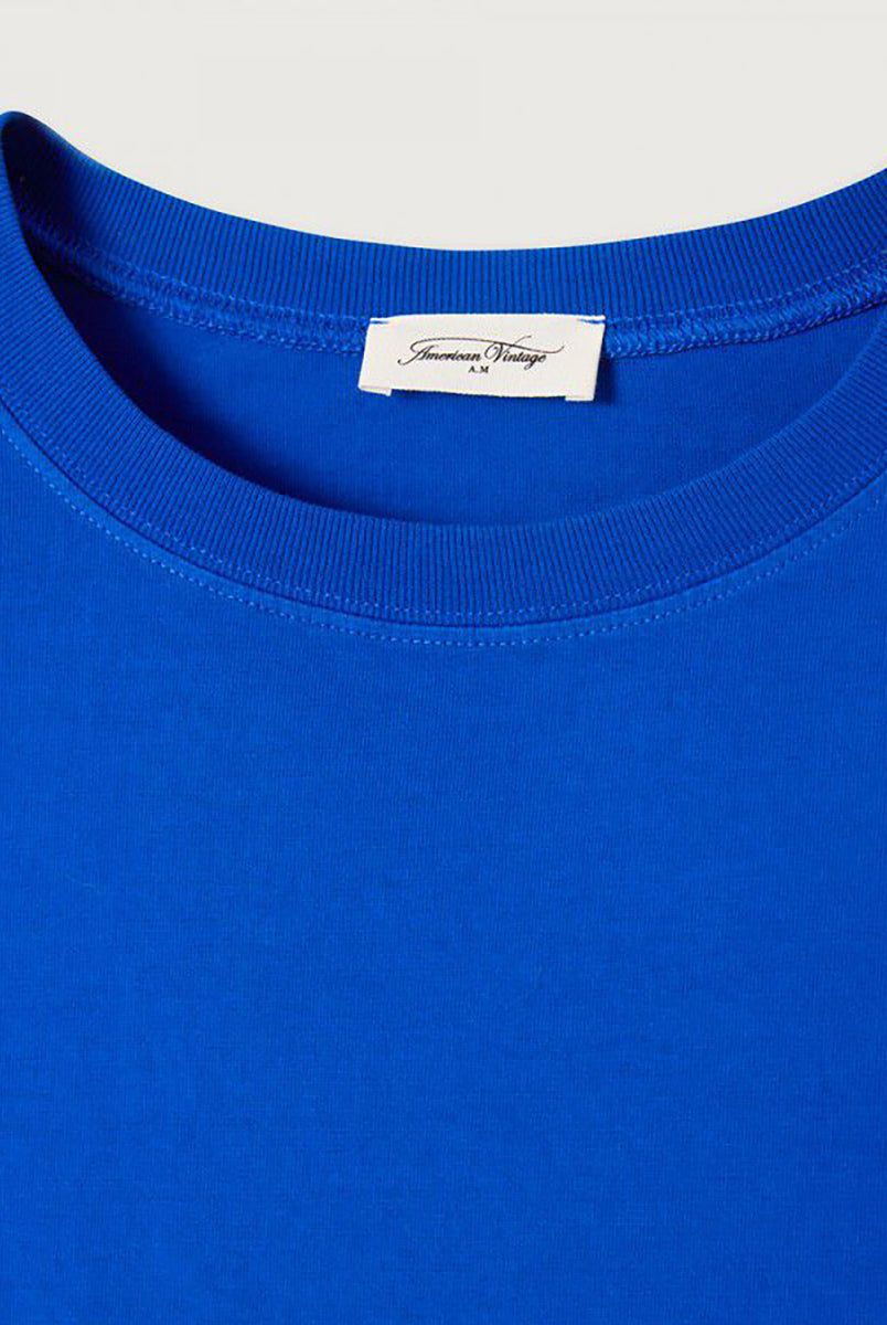 Luźny, oversizowy, prosty t-shirt FIZ02 American Vintage z krótkim, szerokim rękawem i okrągłym dekoltem. Wykonany z grubej, mięsistej bawełny.
-Jeśli chcesz uzyskać oversizowy efekt jak ten zaprezentowany na modelce - zamów t-shirt w swoim normalnym rozmiarze. Jeśli chcesz żeby był nieco bardziej przylegający - zamów koszulkę w mniejszym rozmiarze.